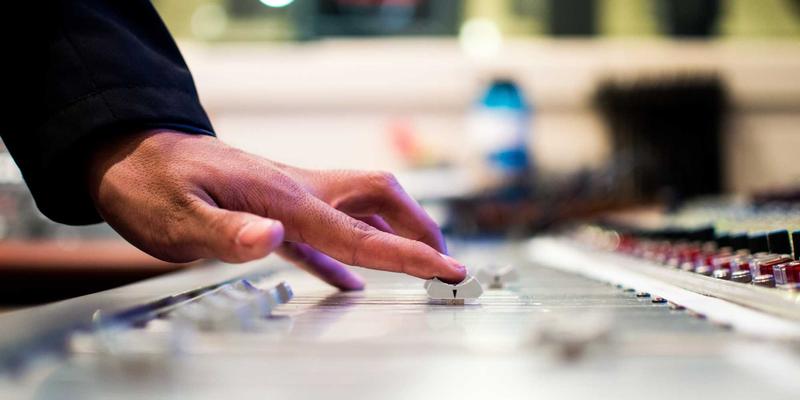 策展型零售新浪潮：线下娱乐综合体如何融合新歌推荐与艺人新闻打造沉浸式体验